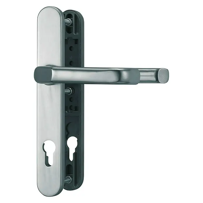 Abus Schutzbeschlag SRG92 N - Schmalrahmen, Aluminium, Drücker beidseitig, Stärke Tür: 57 mm - 65 mm - Nahaufnahme eines Türgriffs aus Edelstahl mit Schlüsselloch vor schwarzem Hintergrund.