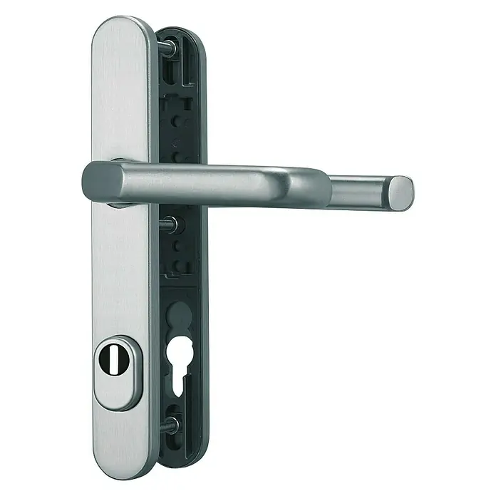 Abus Schutzbeschlag SRG 92 N - Schmalrahmen, Aluminium, Drücker beidseitig, Stärke Tür: 59 mm - 69 mm - Ein silberner Türgriff mit Langschild ist auf einem schwarzen Hintergrund zu sehen. Der Griff ist horizontal ausgerichtet und wirkt robust.