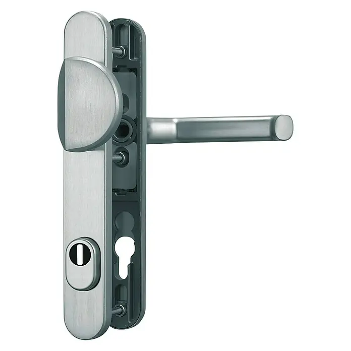 Abus Schutzbeschlag SRG 92 N - Schmalrahmen, Silber, Stärke Tür: 59 mm - 69 mm - Nahaufnahme eines silbernen Türgriffs mit Schlüsselloch und horizontalem Griff. Elegantes Design für moderne Türen.