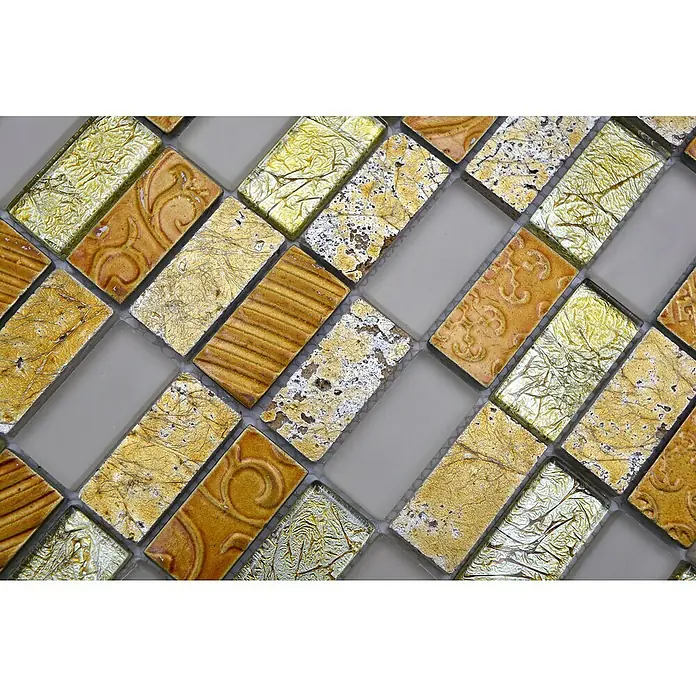 Mosaikfliese Rechteck Crystal Mix XCM CRS4 - 30 x 30 cm, Gold, Glänzend - Nahaufnahme von rechteckigen Mosaikfliesen mit Gold-, Beige- und Grautönen, die ein luxuriöses und texturiertes Design aufweisen.