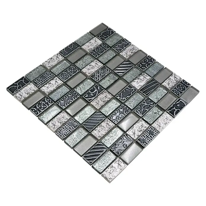 Mosaikfliese Rechteck Crystal Mix XCM CRS2 - 30 x 30 cm, Silber, Glänzend - Nahaufnahme eines dekorativen Mosaikfliesenstücks mit verschiedenen Mustern und Grautönen. Perfekt für stilvolle Wand- und Bodengestaltung.