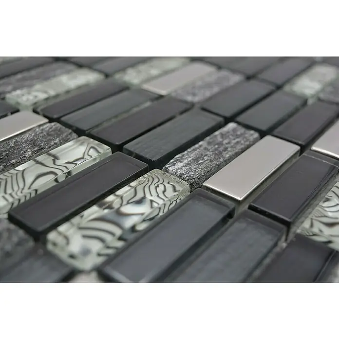 Mosaikfliese Rechteck Crystal Mix XCM SM88 - 29,8 x 30,4 cm, Grau/Schwarz, Glänzend - Nahaufnahme einer Mosaikfliese mit rechteckigen Elementen in Schwarz, Grau, Silber und Glas für Wand- oder Bodendesign.