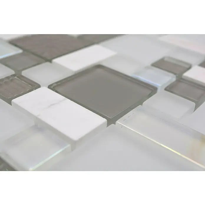 Mosaikfliese Crystal Mix XCM MC659 - 30 x 30 cm, Weiß/Grau, Matt - Nahaufnahme von stilvollen grauen und weißen Mosaikfliesen, perfekt für moderne Innenräume und verleiht jedem Raum einen Hauch von Eleganz.