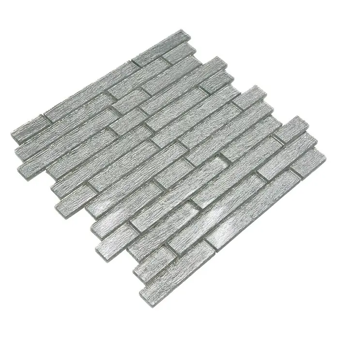 Mosaikfliese Verbund Crystal Chic XCM 8CSV - 29,8 x 30,5 cm, Silbergrau, Glänzend - Nahaufnahme eines silberfarbenen Mosaiks mit rechteckigen Steinen, ideal für moderne Innenräume.