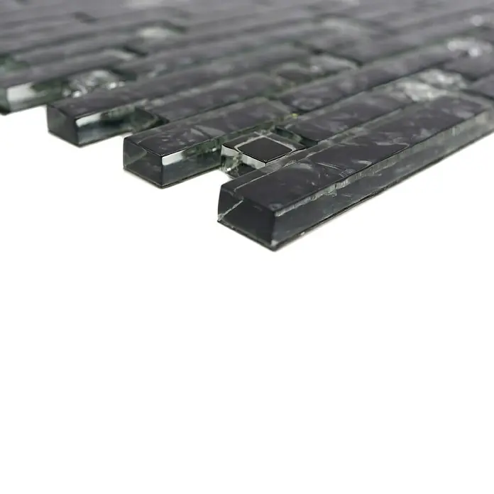Mosaikfliese Verbund Crystal XCM MV718 - 29,8 x 30,4 cm, Glänzend - Nahaufnahme von grauen Glasmosaikfliesen, die ein modernes und elegantes Design für Innenräume bieten.