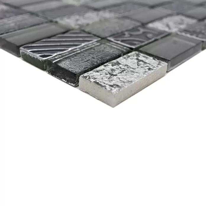 Mosaikfliese Rechteck Crystal Mix XCM CRS2 - 30 x 30 cm, Silber, Glänzend - Rechteckige graue und schwarze Mosaikfliesen mit verschiedenen Texturen; eine Fliese zeigt die raue Unterseite.