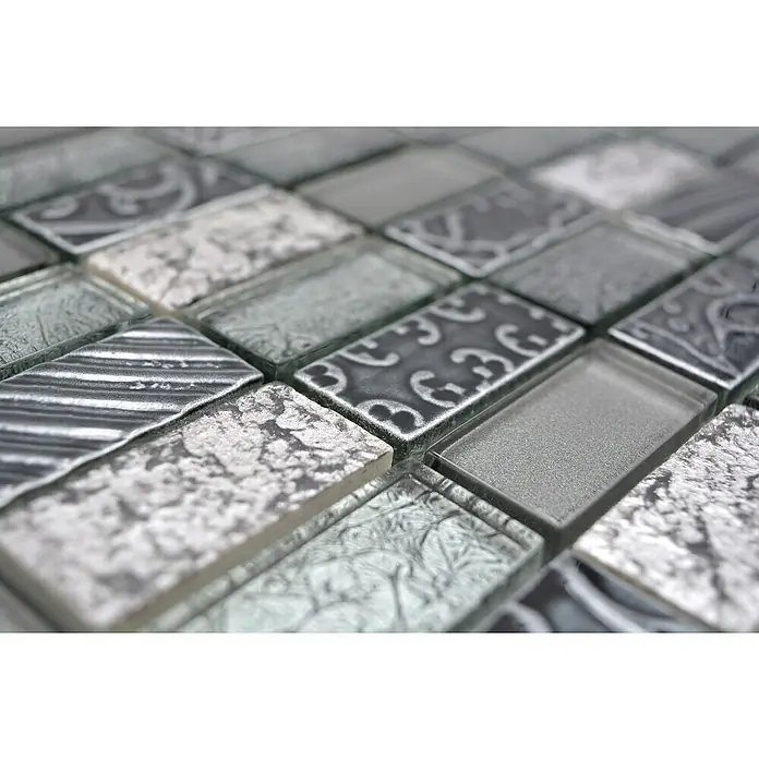 Mosaikfliese Rechteck Crystal Mix XCM CRS2 - 30 x 30 cm, Silber, Glänzend - Nahaufnahme von silberfarbenen Mosaikfliesen mit verschiedenen Mustern und Texturen, ideal für moderne Badezimmer oder Küchen.