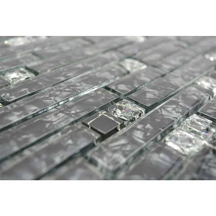 Mosaikfliese Verbund Crystal XCM MV718 - 29,8 x 30,4 cm, Glänzend - Nahaufnahme von schimmernden Mosaikfliesen in Silber- und Kristalloptik, ideal für moderne Wandgestaltung und elegante Akzente.
