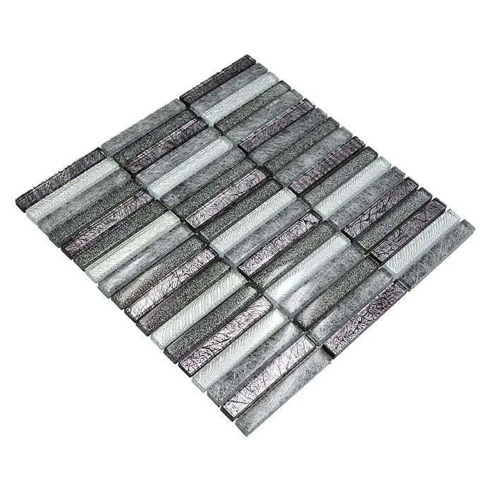 Mosaikfliese Stäbchen Crystal Day XCM ST DS - 29,8 x 30,4 cm, Glänzend - Nahaufnahme eines Mosaiks aus schmalen, rechteckigen Fliesen in Grau- und Silbertönen, das ein modernes, schimmerndes Design zeigt.