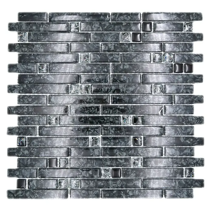 Mosaikfliese Verbund Crystal XCM MV718 - 29,8 x 30,4 cm, Glänzend - Nahaufnahme eines Mosaiks mit grauen und silbernen Glassteinen mit glänzenden Akzenten, ideal für stilvolle Wandverkleidungen.