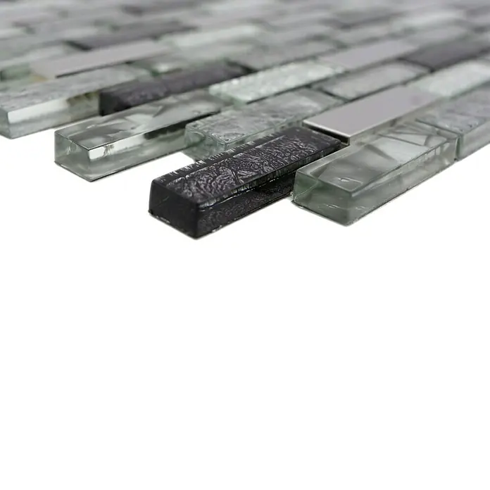 Mosaikfliese Verbund Crystal Mix XCM IL017 - 29,8 x 30,4 cm, Grau/Schwarz, Glänzend - Nahaufnahme eines Mosaikfliesenmusters mit Glas-, Schwarz- und Silbertönen, das eine elegante und moderne Textur für Innenräume bietet.