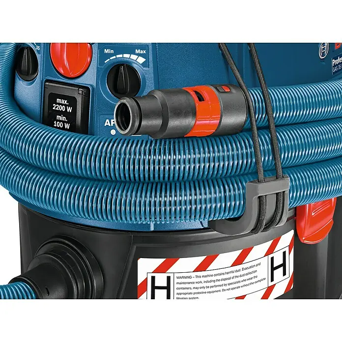 Bosch Professional Elektro-Nass- & Trockensauger GAS 35 H AFC - 1.200 W, 35 l - Nahaufnahme eines Bosch GAS 35 Staubsaugers mit blauem Schlauch, Leistungsregler und Warnhinweisen.