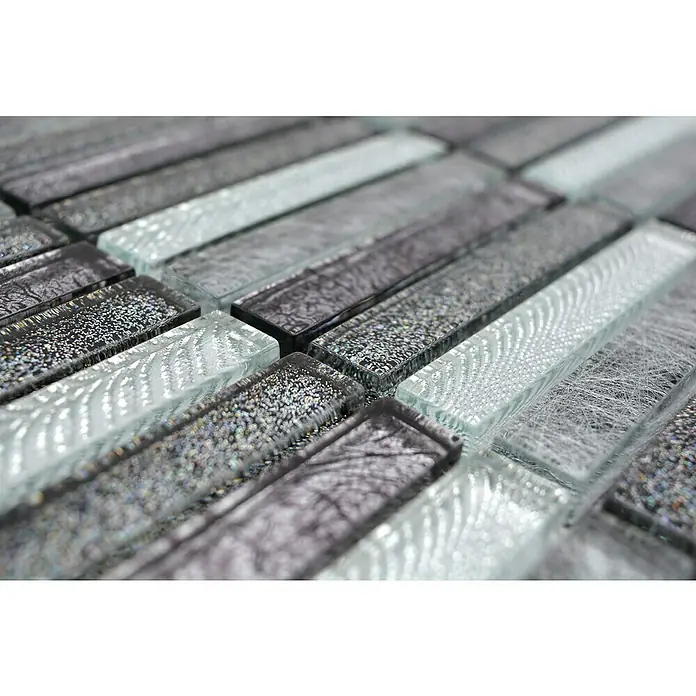 Mosaikfliese Stäbchen Crystal Day XCM ST DS - 29,8 x 30,4 cm, Glänzend - Nahaufnahme von grauen und weißen Glasmosaikfliesen, die ein modernes und reflektierendes Design für Innenräume bieten.