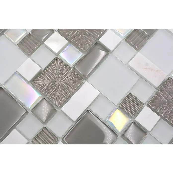 Mosaikfliese Crystal Mix XCM MC659 - 30 x 30 cm, Weiß/Grau, Matt - Nahaufnahme von dekorativen Mosaikfliesen in Weiß- und Grautönen mit schimmernden und texturierten Elementen für eine elegante Wandgestaltung.