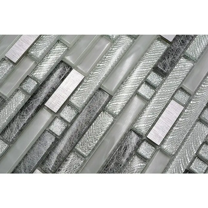 Mosaikfliese Verbund Crystal Mix XCM MV698 - 29,8 x 30,4 cm, Grau/Silber, Glänzend - Nahaufnahme eines Mosaiks aus Glas und Metall in Silber- und Grautönen, das ein elegantes und modernes Design zeigt.