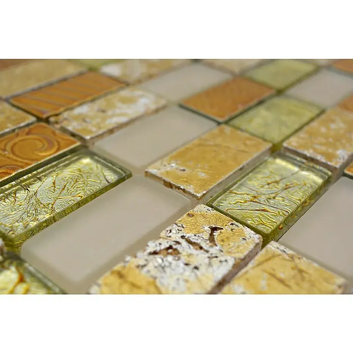 Mosaikfliese Rechteck Crystal Mix XCM CRS4 - 30 x 30 cm, Gold, Glänzend - Nahaufnahme von dekorativen, rechteckigen Mosaikfliesen in Gold- und Beigetönen für Wand- oder Bodengestaltung.