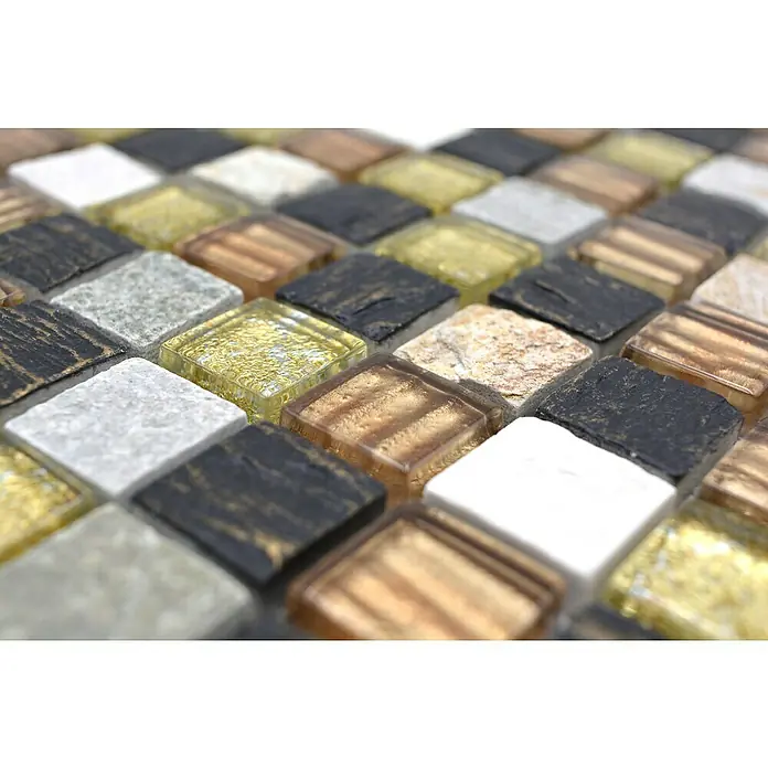 Mosaikfliese Quadrat Crystal Mix XCM CR17 - 30 x 30 cm, Braun/Grau/Gold, Matt - Nahaufnahme eines Mosaiks mit quadratischen Fliesen in Gold, Weiß, Braun und Schwarz, das eine strukturierte Oberfläche zeigt.