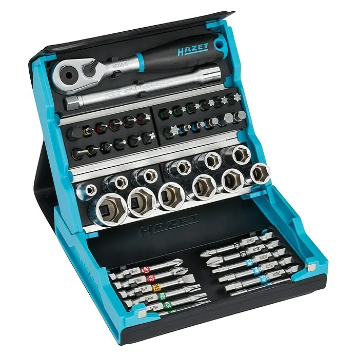 Hazet Steckschlüssel-Set SmartCase - 50 Stk. - Das HAZET 854-1 Werkzeug-Set, bestehend aus Schraubenschlüsseln, Bits, Stecknüssen und einer Ratsche, präsentiert sich übersichtlich in einem blauen Koffer.