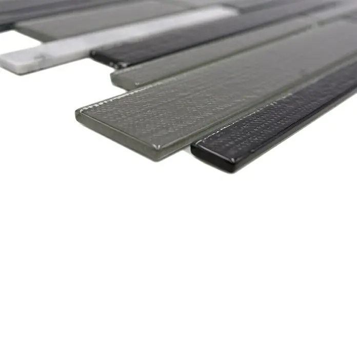 Mosaikfliese Verbund Crystal Mix CM GV44 - 28,6 x 30 cm, Grau/Schwarz, Glänzend - Nahaufnahme einer modernen grauen und weißen Mosaikfliese mit strukturierten Oberflächen, ideal für stilvolle Wanddekorationen.