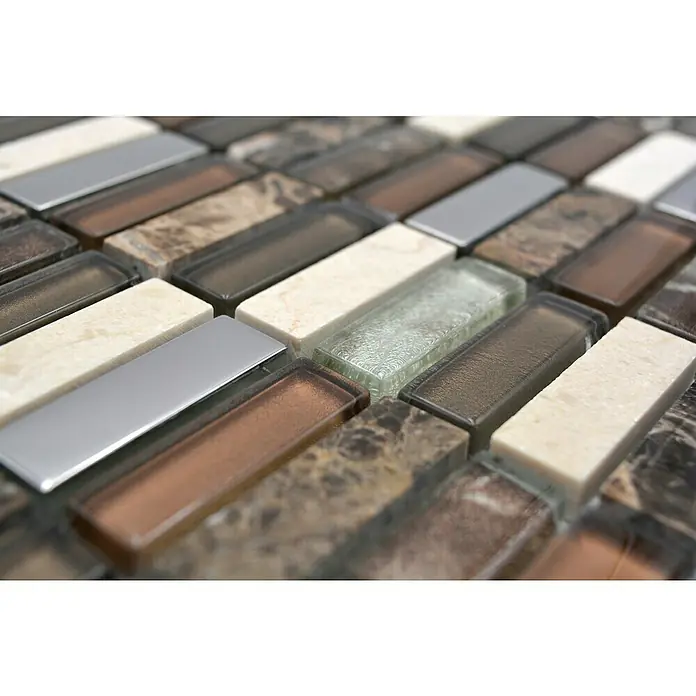 Mosaikfliese Rechteck Crystal Mix XCM SM78 - 29,8 x 30,4 cm, Braun/Beige, Glänzend - Nahaufnahme von dekorativen Wandfliesen mit verschiedenen Materialien und Farben für ein stilvolles Design.