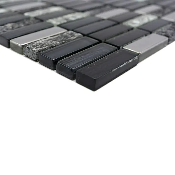 Mosaikfliese Rechteck Crystal Mix XCM SM88 - 29,8 x 30,4 cm, Grau/Schwarz, Glänzend - Nahaufnahme von stilvollen, rechteckigen Mosaikfliesen in Schwarz, Grau und Silber, die sich ideal für moderne Wand- und Bodengestaltungen eignen.