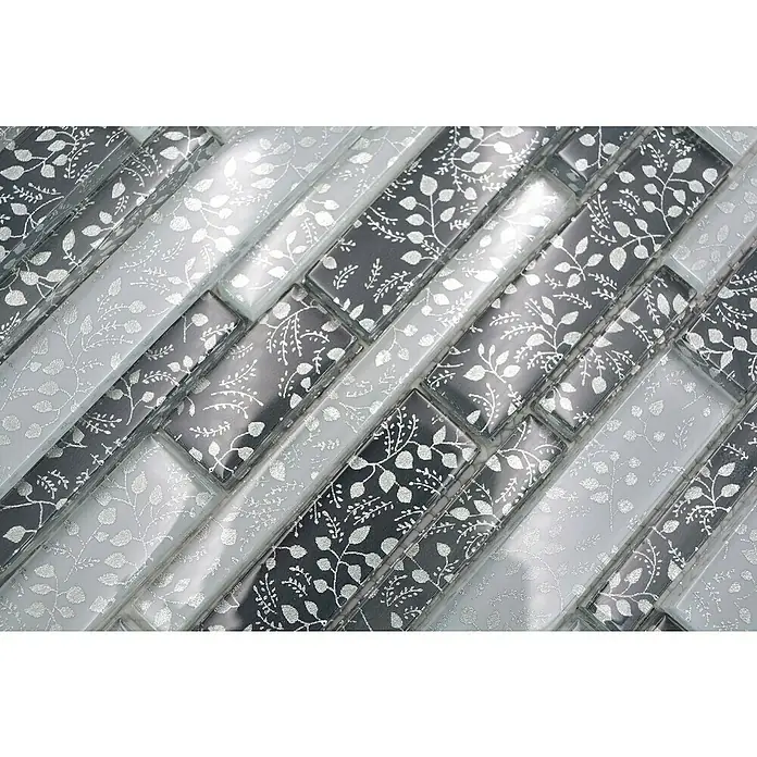 Mosaikfliese Verbund Crystal Chic XCM 8CFL - 30,5 x 30,5 cm, Glänzend - Nahaufnahme von rechteckigen Mosaikfliesen in Silber- und Grautönen mit filigranem Blattmuster für eine elegante Wandgestaltung.