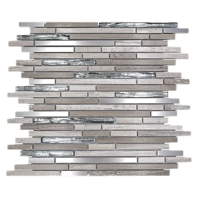 Mosaikfliese Verbund Crystal Mix XNM SV85 - 28,6 x 29,8 cm, Weiß/Beige, Glänzend - Nahaufnahme eines Mosaiks mit hellbraunen Natursteinen und silbernen Akzenten, perfekt für elegante Wandgestaltungen.