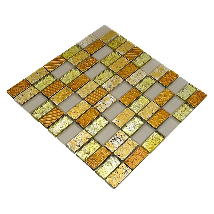 Mosaikfliese Rechteck Crystal Mix XCM CRS4 - 30 x 30 cm, Gold, Glänzend - Goldene Mosaikfliese mit gemusterten Akzenten und hellgrauem Fugenmörtel, ideal für elegante Innenräume.