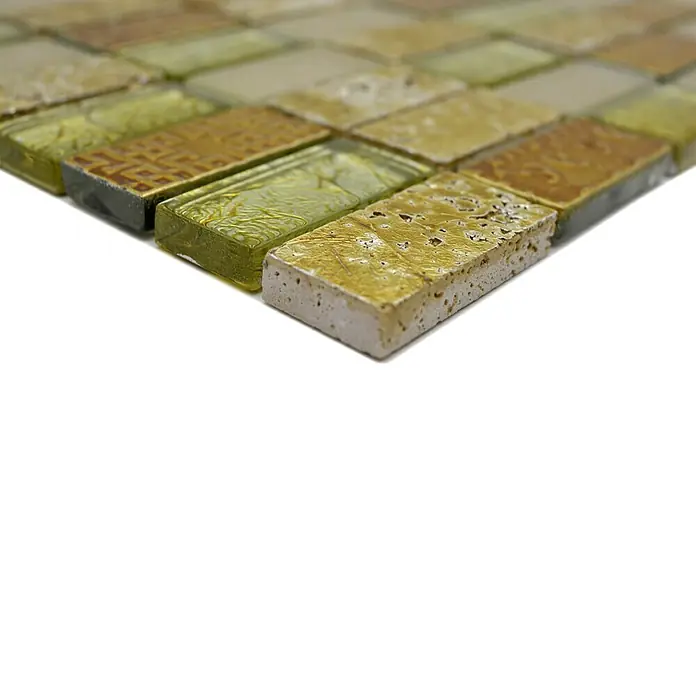 Mosaikfliese Rechteck Crystal Mix XCM CRS4 - 30 x 30 cm, Gold, Glänzend - Nahaufnahme eines Mosaiks aus rechteckigen, goldenen und grünen Glasfliesen.
