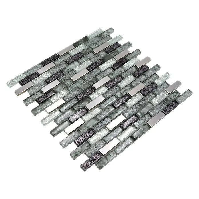 Mosaikfliese Verbund Crystal Mix XCM IL017 - 29,8 x 30,4 cm, Grau/Schwarz, Glänzend - Nahaufnahme eines Mosaikfliesenmusters mit Glas- und Metallelementen in Grau- und Silbertönen, ideal für stilvolle Wandverkleidungen.