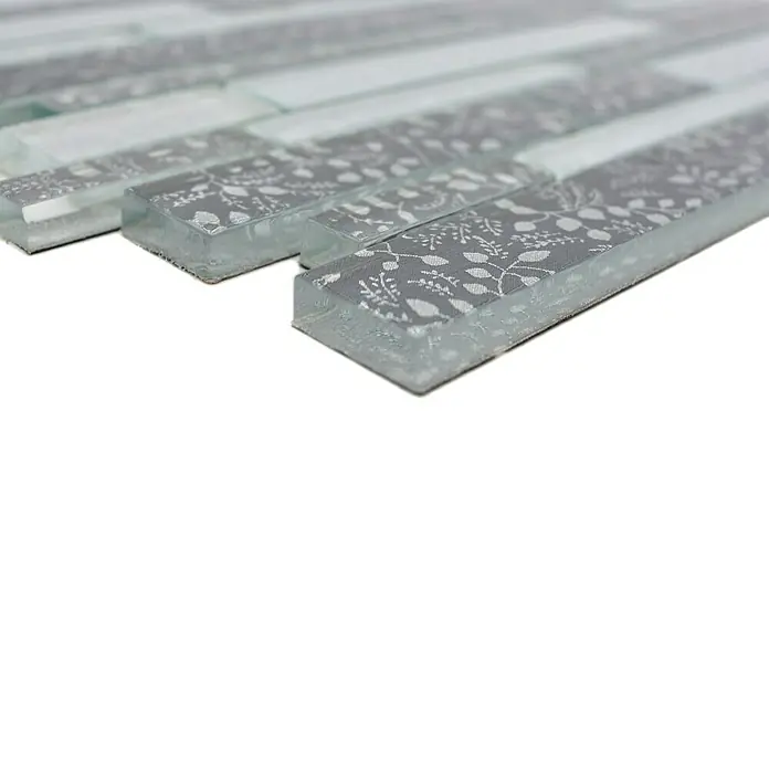 Mosaikfliese Verbund Crystal Chic XCM 8CFL - 30,5 x 30,5 cm, Glänzend - Nahaufnahme von dekorativen Glasmosaikfliesen mit filigranem floralem Muster, ideal für stilvolle Wandgestaltungen im Innenbereich.