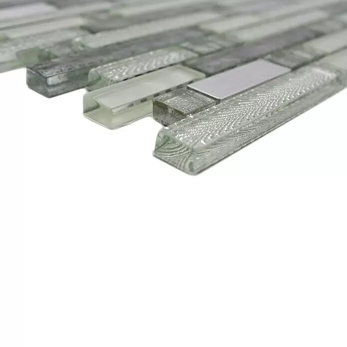 Mosaikfliese Verbund Crystal Mix XCM MV698 - 29,8 x 30,4 cm, Grau/Silber, Glänzend - Weiße, graue und silberne Glas- und Metallmosaikfliesen mit texturierten und glatten Oberflächen.