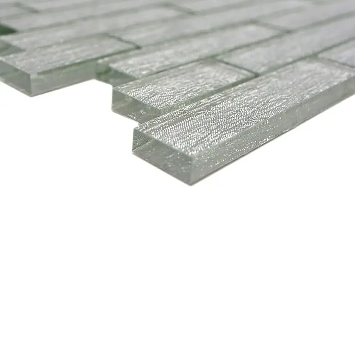 Mosaikfliese Verbund Crystal Chic XCM 8CSV - 29,8 x 30,5 cm, Silbergrau, Glänzend - Nahaufnahme der faszinierenden rechteckigen Glasmosaikfliesen, die sich ideal für eine moderne Wandgestaltung eignen.