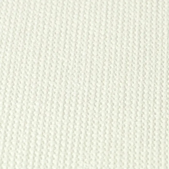 Rasch Vliestapete - Weiß/Creme, Uni, 10,05 x 0,53 m, Matt, Feine Struktur - Nahaufnahme von strukturiertem, cremefarbenem Stoff. Ein vielseitiges Material, ideal für Polsterarbeiten, Kleidung oder Heimdekorprojekte mit sanfter Textur.