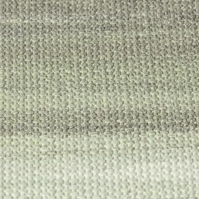 Rasch Vliestapete - Grün/Braun/Blau, Grafisch, 10,05 x 0,53 m - Nahaufnahme eines grau-weiß gestreiften, texturierten Stoffes, der eine subtile Eleganz und taktile Qualität für Polster oder Heimtextilien bietet.