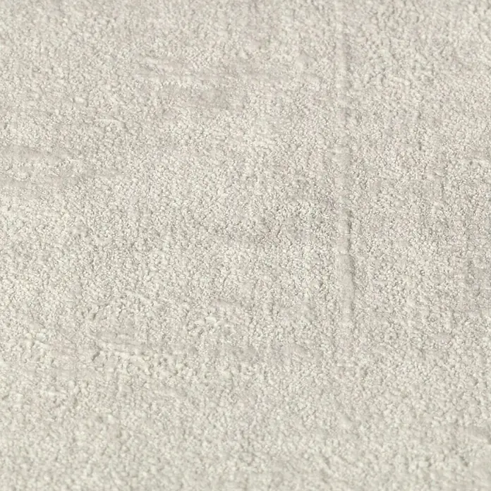 Rasch Factory 4 Vliestapete - Silber, Uni, 10,05 x 0,53 m - Nahaufnahme einer strukturierten, hellgrauen Oberfläche, die an Putz oder Beton erinnert und eine subtile, taktile Qualität aufweist.