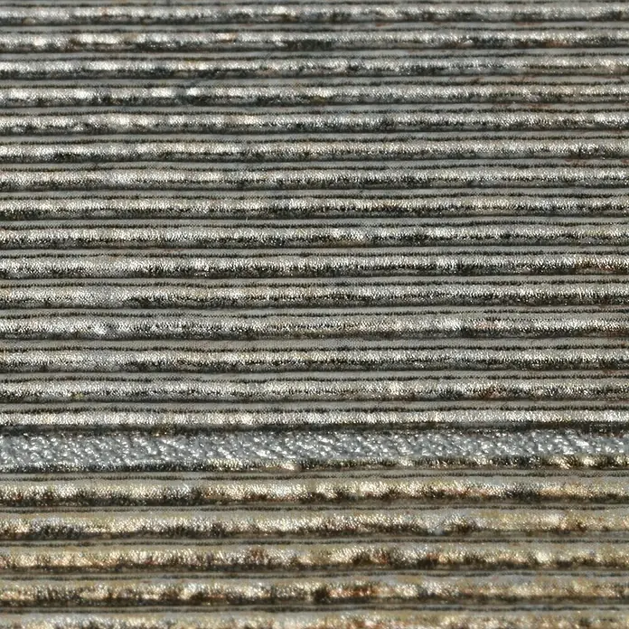 Rasch Factory 4 Vliestapete Fliesen - Grau, Fliesenoptik, 10,05 x 0,53 m - Nahaufnahme eines strukturierten, horizontal gestreiften Stoffes in Grau- und Silbertönen.