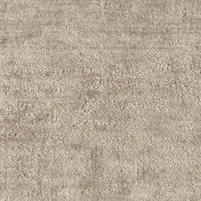 Rasch Factory 4 Vliestapete - Braun, Uni, 10,05 x 0,53 m - Nahaufnahme eines beigefarbenen Teppichs mit unregelmäßiger Textur, ideal für die Texturierung von 3D-Modellen oder als Hintergrund.