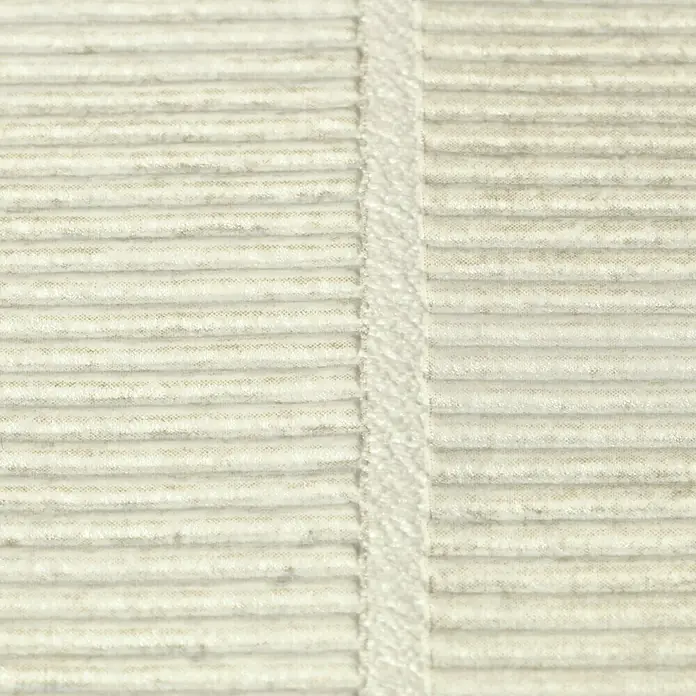 Rasch Factory 4 Vliestapete Fliesen - Creme, Fliesenoptik, 10,05 x 0,53 m - Nahaufnahme eines beigen, strukturierten Teppichs mit feinen horizontalen Linien und einem vertikalen Streifen in der Mitte.