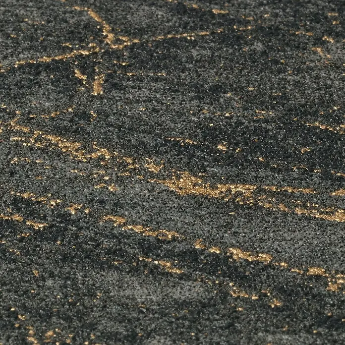 Rasch Factory 4 Vliestapete Marmor - Schwarz, Steinoptik, 10,05 x 0,53 m - Nahaufnahme von poliertem Nero Marinace Granit mit auffälligen goldenen Einschlüssen und unregelmäßigen Mustern.