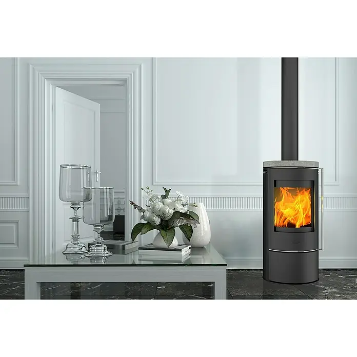 Fireplace Kaminofen Rondale - 5 kW, Raumheizvermögen: 90 m³, Material Verkleidung: Speckstein, Schwarz - Stilvoller Raum mit einem modernen Kaminofen. Das Feuer brennt hell und sorgt für eine gemütliche Atmosphäre in dem eleganten, weißen Zimmer.
