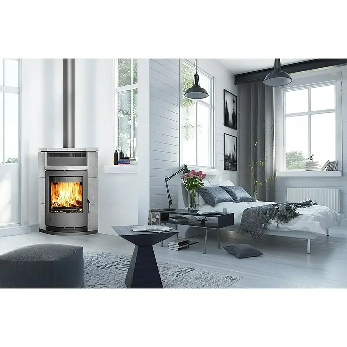 Fireplace Kaminofen Lyon - 8 kW, Raumheizvermögen: 126 m³, Material Verkleidung: Speckstein, Schwarz - Ein modernes Wohnzimmer mit einem stilvollen Kamin, der Wärme und Behaglichkeit ausstrahlt. Der Kamin ist ein echter Blickfang im Raum.