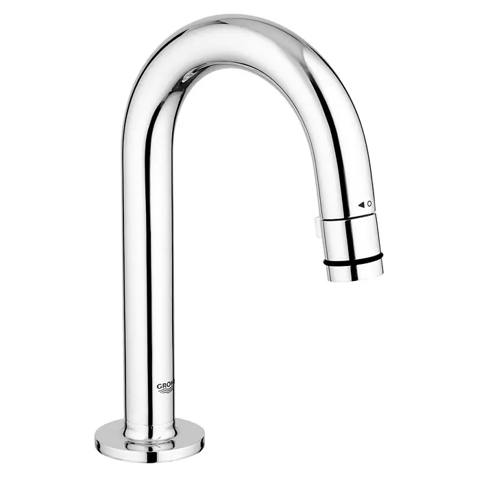 Grohe Kaltwasser-Standventil Universal - C-Auslauf, Chrom, Glänzend - Nahaufnahme eines verchromten Grohe-Wasserhahns mit schlankem, gebogenem Design, ideal für moderne Badezimmer und Küchen.
