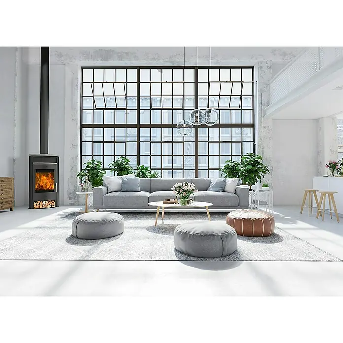 Fireplace Kaminofen Jakarta - 6,6 kW, Raumheizvermögen: 126 m³, Material Verkleidung: Speckstein, Schwarz - Ein helles Wohnzimmer mit einem modernen Kaminofen als Blickfang, der Wärme und Stil in den Raum bringt. Großflächige Fenster sorgen für viel Licht.