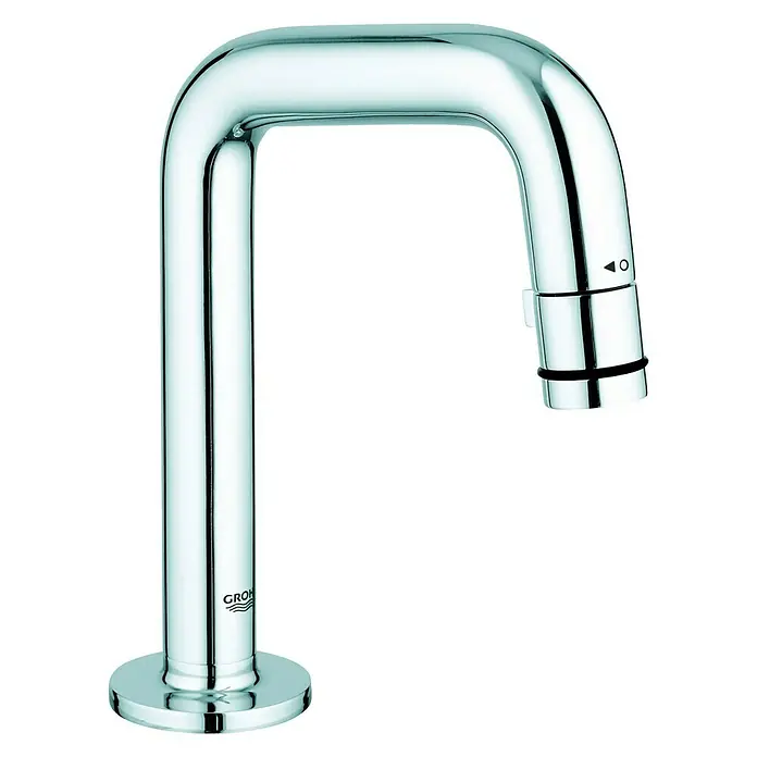 Grohe Kaltwasser-Standventil Universal - U-Auslauf, Chrom, Glänzend - Bild eines eleganten, verchromten Grohe-Wasserhahns mit minimalistischem Design vor schwarzem Hintergrund.