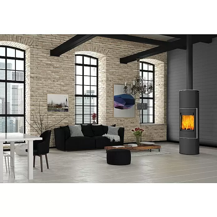 Fireplace Kaminofen Perondi - 5 kW, Raumheizvermögen: 90 m³, Material Verkleidung: Stahl, Schwarz - Moderner schwarzer Holzofen mit brennendem Feuer in einem Loft-Wohnzimmer.