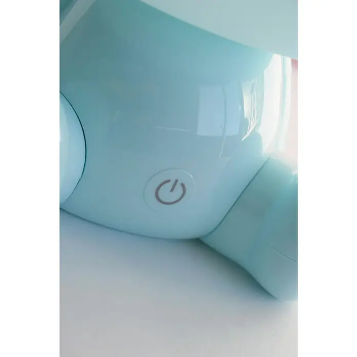 Idp Lampshades Lámpara de sobremesa LED Bunny - 3 W, Ø x Al: 19,5 x 30 cm, Azul - Primer plano de un dispositivo azul claro con un botón de encendido redondo, destacando el diseño elegante y fácil de usar del producto.