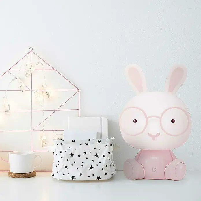 Idp Lampshades Lámpara de sobremesa LED Bunny - 3 W, Ø x Al: 19,5 x 30 cm, Rosa - Encantador bodegón con una lámpara de conejito rosa con gafas, rejilla de alambre, taza y bolsa de almacenamiento de estrellas.