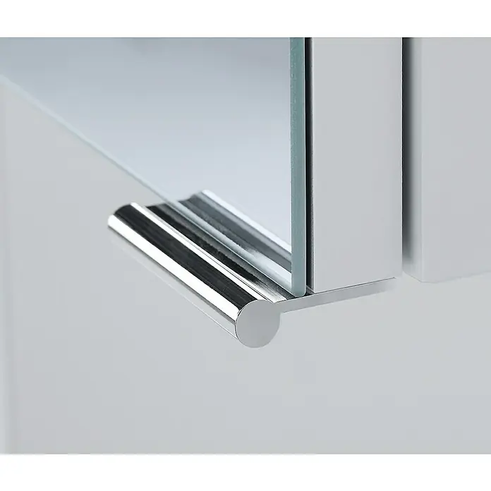 Camargue Orion LED-Spiegelschrank - B x H: 93 x 68 cm, Mit Beleuchtung, Sanremo Rustico - Detailaufnahme eines Spiegelschranks mit verchromtem Griff, der das minimalistische und moderne Design des Badmöbels hervorhebt.