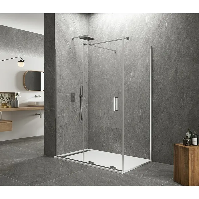 GME Mampara de ducha esquinera Kenna - L x An x Al: 70 x 120 x 195 cm, Vidrio transparente - Un baño moderno con una ducha a ras de suelo con vidrio transparente y detalles plateados sobre una pared de mármol gris.